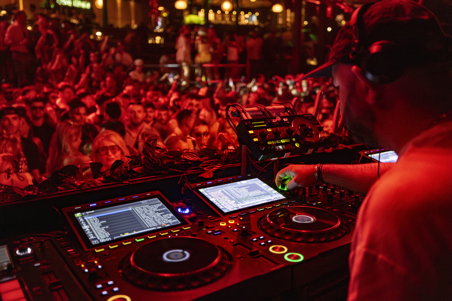 East End Dubs DJ pults klubā Cova Santa, 2025. gada septembris